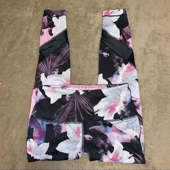 Under Armour Heat Gear and Velocity 7/8 Leggings Size Small Bundle - Picture 2 of 16